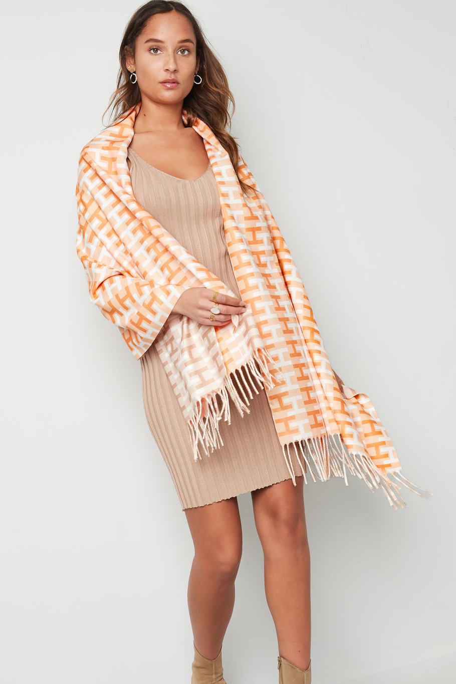 letter H scarf - Orange Picture4